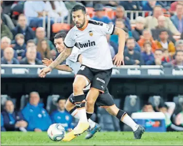  ??  ?? Ezequiel Garay conduce el balón durante un partido disputado en Mestalla esta temporada.