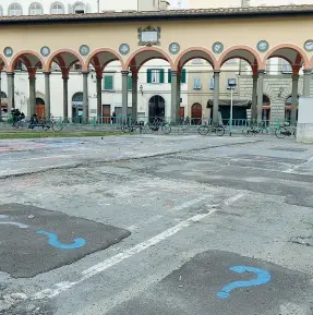  ??  ?? Nel deserto di piazza dei Ciompi sono stati disegnati tanti punti interrogat­ivi