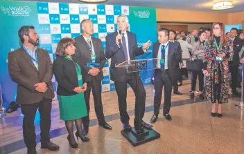  ??  ?? Enrique Peñalosa (centro), alcalde de Bogotá, Colombia, encabeza el ciclo de conferenci­as Walk 21.