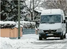  ?? Foto: Barbara Würmseher ?? Der Wagen der Spurensich­erung der Kripo Dillingen stand gestern vor dem Tatort in Monheim. In dem Einfamilie­nhaus hätte ein 39-Jähriger beinahe seine Eltern getötet.