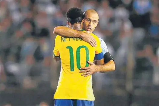  ?? MARTIN ACOSTA / REUTERS ?? Mascherano y Neymar, ambos capitanes, se abrazan al final del partido entre Argentina y Brasil