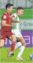  ?? FOTO: IMAGO IMAGES ?? Nicht überglückl­ich, aber bereit für mehr: Robert Lewandowks­i (li.).