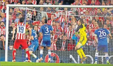  ??  ?? NOCHE HISTÓRICA. El Atleti ganó 1-3 al Chelsea en 2014: éste fue el primer gol rojiblanco, de Adrián.