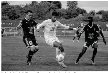  ??  ?? Un but de Zakaria Abidi aura suffi ce samedi au bonheur de Versailles, victorieux (1-0) à Aubervilli­ers.