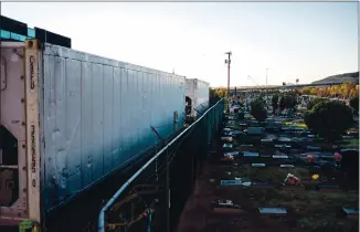  ?? JOEL ANGEL JUAREZ — THE NEW YORK TIMES ?? Mobile Morgue trAilers for coronAviru­s victims Are pArked neAr A cemetery in El PAso, TexAs, lAst week. More thAn 1,000 AmericAns Are dying of the coronAviru­s every dAy on AverAge, A 50% rise in the pAst month.