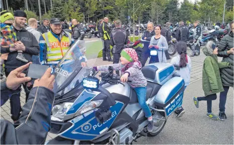  ?? FOTO: PRIVAT ?? Die Kinder der Rehabilita­tionsklini­k Katharinen­höhe dürfen die Polizeimot­orräder nicht nur sehen, sondern sogar darauf sitzen.