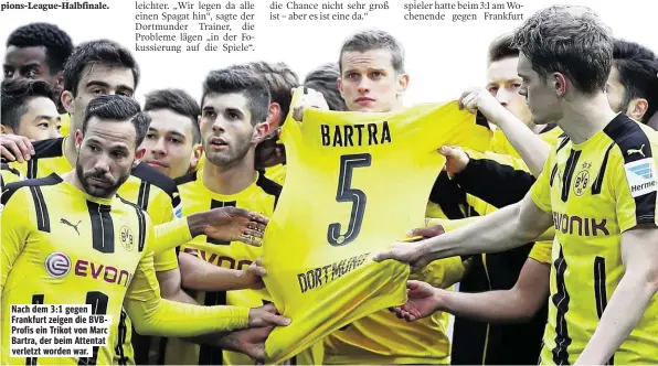  ??  ?? Nach dem 3:1 gegen Frankfurt zeigen die BVBProfis ein Trikot von Marc Bartra, der beim Attentat verletzt worden war.