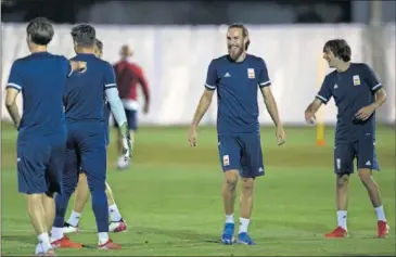  ??  ?? Mingueza y Bryan Gil bromean durante un entrenamie­nto de la Selección.