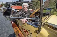  ?? Foto: Daniel Schäfer ?? Unglaublic­h: Sowohl Erna Richter aus Großenhain als auch der Wagen, in welchem sie sitzt, erblickten 1922 das Licht dieser Welt. In einem englischen Clyno-Oldtimer mit 10,5 PS fuhr die Jubilarin durch die Stadt.