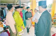  ??  ?? MASYARAKAT Islam bersalaman dengan Arunarnsin.