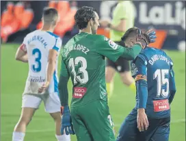  ?? FOTO: SIRVENT ?? Diego López consuela a David López en el duelo de la primera vuelta en Butarque