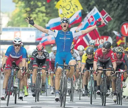  ?? FOTO: GETTY ?? Marcel Kittel celebra el triunfo a lo grande, con Demare a su derecha (2º) y André Greipel (3º), que lo mira de reojo a la izquierda