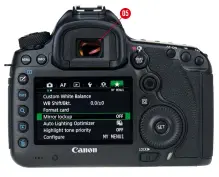  ??  ?? Around the back, the 5DS/R looks and handles identicall­y to the 5D Mk III
