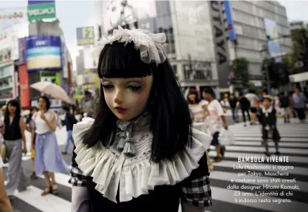  ??  ?? Lulu Hashimoto si aggira per Tokyo. Maschera e costume sono stati creati dalla designer Hitomi Komaki, 23 anni. L’identità di chi li indossa resta segreta.