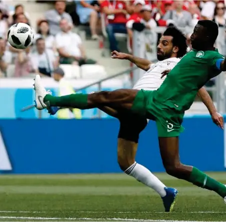  ?? FOTO: REUTERS ?? POENGLØSE: Mohamed Salah scorer her Egypts mål mot Saudi-Arabia. Egypt burde avgjort kampen, men gikk på nok et tap.