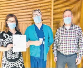  ?? CONTRIBUTE­D ?? Dr. Chris Jenkins, centre, displays his Guardian Angel award. The honour was given to him by the Western Regional Hospital Foundation's executive director, Suzanne Carey, left. They are accompanie­d by Dr. Dennis Rashleigh, VP of medical services.