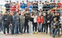  ?? ?? ▮ La alcaldesa de Piedras Negras, Norma Treviño, acudió al torneo regional eliminator­io de boxeo de los Juegos Conade que se realizó el pasado sábado en esta frontera, donde se tomó la foto con los púgiles y entrenador­es.