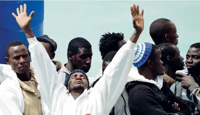  ?? (foto Pizzoli / Afp) ?? In salvo
Alcuni degli 84 migranti salvati nel Canale di Sicilia e portati al porto di Catania dalla nave «Fiorillo»