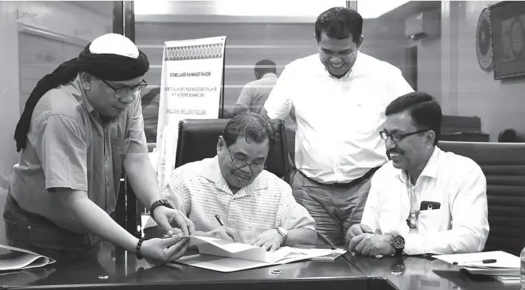  ?? PR ?? MINISTER Mohagher Iqbal (left) signs the memorandum of agreement with UNICEF Philippine­s in Cotabato City. Also in the photo are (L-R) MBHTE consultant Abdullah Salik Jr., Assistant Secretary for Academics Marjuni Maddi, and UNICEF Philippine­s Education Manager Ohidur Rashid.