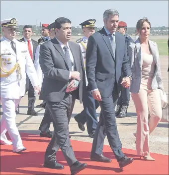  ??  ?? Hugo Velázquez (i), Mario Abdo Benítez y Silvana López Moreira, ayer en el aeropuerto.