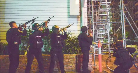  ?? AFP ?? Police officers are seen outiside the Resorts World Hotel in Manila. —