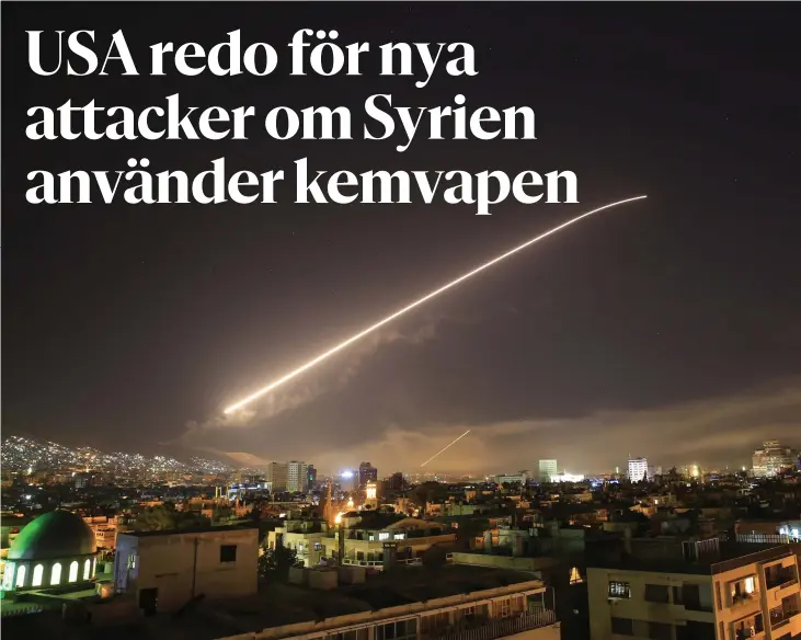  ?? FOTO: TT/AP/HASSAN AMMAR ?? Det var fortfarand­e mörkt när himlen över Damaskus lystes upp av robotar och den syriska huvudstade­n skakades av explosione­r tidigt på lördagen. Anfallen riktades bland annat mot forsknings­anläggning­ar för kemvapen och militära anläggning­ar.