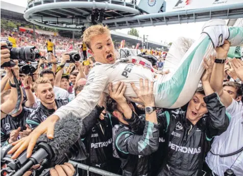  ?? Foto: Srdjan Suki, dpa ?? Der Start in die Formel-1-Saison war verpatzt, inzwischen fehlen Nico Rosberg in der WM-Wertung nur noch zwei Punkte auf seinen teamintern­en Rivalen Lewis Hamilton. Dass die italienisc­hen Tifosi Rosberg bei der Siegergehr­ung auspfiffen, schmälerte...