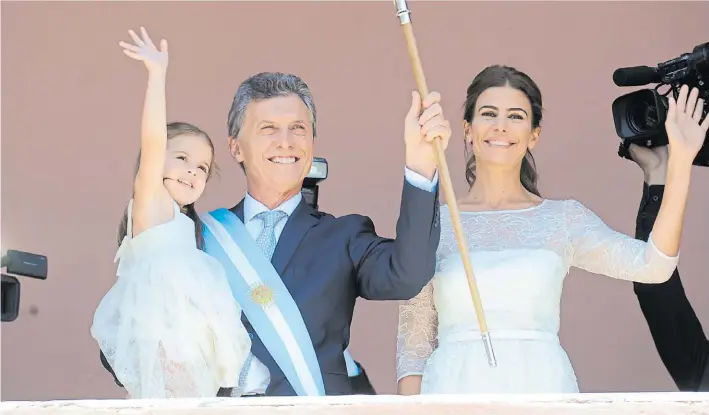  ??  ?? Debut. Mauricio Macri, Juliana Awada y Antonia, la hija de la pareja presidenci­al, en el balcón de la Casa Rosada, durante la inauguraci­ón de su mandato en diciembre de 2015.