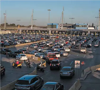  ?? GUILLERMO ARIAS AGENCE FRANCE-PRESSE ?? À Tijuana, au Mexique, des voitures font la file au poste frontalier américain de San Ysidro, en Californie.