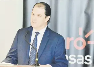  ?? archivo / el nuevo día ?? Enrique Ortiz de Montellano destacó que tras el paso de la tormenta Isaías, comprobaro­n que la inversión en soterrar cables y fibra óptica ha rendido frutos.