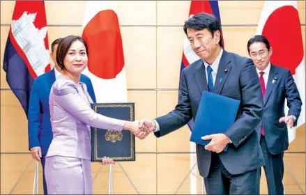  ?? STPM ?? NBC governor Chea Serey shakes hands with Ken Saito, Japan’s minister of economy, trade and industry on December 18.