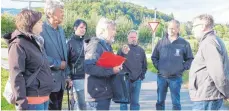  ?? FOTO: STADTVERWA­LTUNG ?? Ortsvorste­her Bruno Mainz (Mitte) startet mit Ortschafts­räten und OB Andreas Brand zur Ortsrundga­ng.