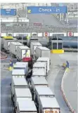  ?? FOTO: GARETH FULLER/DPA ?? Experten schließen erneute große Lkw-Staus in Richtung EU vor der Zollabfert­igungsstel­le im Hafen von Dover nicht aus.