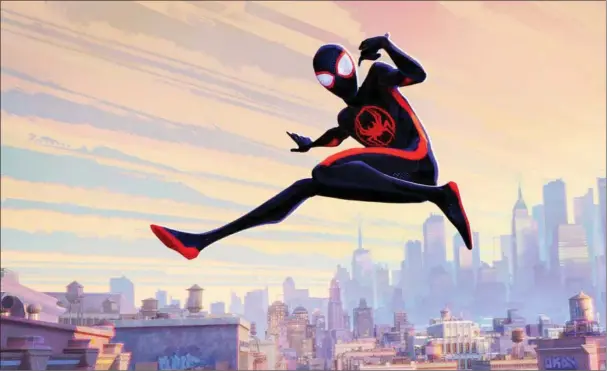  ?? ?? Miles Morales' udgave af Spider-Man har fået sin egen dragt – ganske som det vaeld af Spider-Men, som han møder i filmen. Foto: Sony Animation