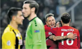  ?? DPA-BILD: KNEFFEL ?? Münchens (&lt;on rechts) Leon Goretzka, Torschütze Robert Lewandowsk­i und Vorbereite­r Rafinha bejubeln das Tor zum 2:0. Athens Torwart Vassilis Barkas war machtlos.