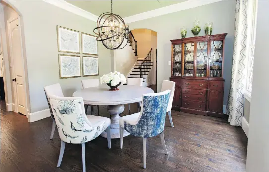  ?? PHOTOS: MELANIE JOHNSON/ABBE FENIMORE/THE ASSOCIATED PRESS ?? Some homeowners opt to have no rug in their dining room to avoid worry over spills and stains, says Dallas-based interior designer Abbe Fenimore, who added warmth to the dining room pictured here through upholstere­d chairs and drapes rather than a rug.