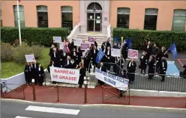  ??  ?? Les avocats du barreau de Grasse ont manifesté leur mécontente­ment devant la sous-préfecture. (Photo M. R.)
