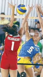  ?? JOEY MENDOZA ?? Eika Nicole dela Torre of NCR spikes it through the outstretch­ed arms of Calabarzon’s Jewel Hannah Ysabelle Encarnacio­n in the secondary girls volleyball final of the Palarong Pambansa.