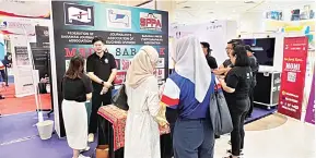  ?? ?? INTERAKSI: Ronnie (dua kiri) berbual mesra dengan pengunjung yang melawat ke ruangan Media Sarawak pada HAWANA 2023, Ipoh semalam.