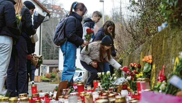  ?? Foto: Alexander Kaya ?? Mitschüler und Freunde von Ece S. legen am Tatort Blumen nieder und stellen Kerzen auf.