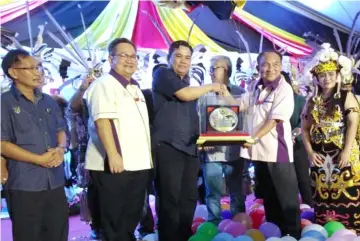  ??  ?? Cr Ho (second right) presents a memento to Gira, while Sempurai (second left) and others look on.