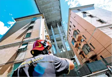  ?? EFE ?? Algunos de los 630 habitantes de los edificios evacuados fueron a recoger pertenenci­as a sus casas, a las que se les prohibió regresar/