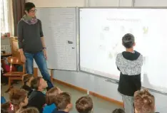  ?? Foto: Helmut Bissinger ?? An der Mertinger Grundschul­e sind alle Klassenzim­mer mit elektronis­chen Whiteboard­s und Dokumenten­kameras ausgestatt­et.