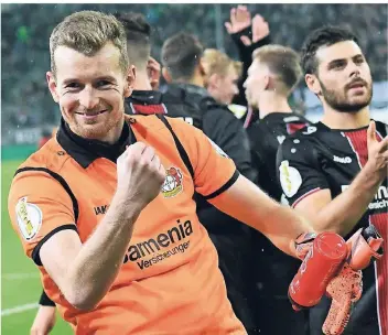  ?? FOTO: IMAGO ?? Ende Oktober: Bayer Leverkusen­s Torwart Lukas Hradecky jubelt nach dem Sieg gegen Borussia Mönchengla­dbach im DFB-Pokal. Rechts neben ihm klatscht Kevin Volland.