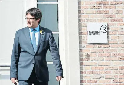  ?? JOHN THYS / AFP ?? Carles Puigdemont, frente a su residencia en Waterloo, bautizada como Casa de la República