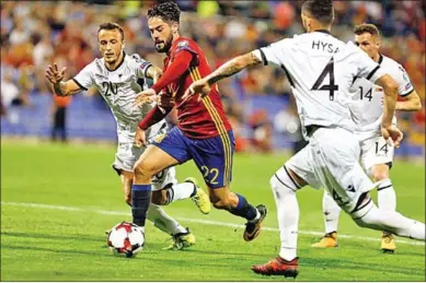  ??  ?? Isco dribbelt langs twee spelers van Albanië. (Foto:Nusport)