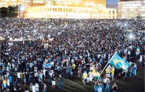  ??  ?? CIENTOS DE MILES de manifestan­tes se congregaro­n en la noche del jueves a viernes en diversas ciudades de Brasil. En la foto, una protesta en Brasilia.