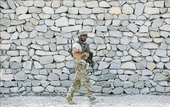  ?? RAHMAT GUL / AP ?? Un soldado norteameri­cano patrulla en la población afgana de Asad Khil, al este de Kabul, el pasado abril