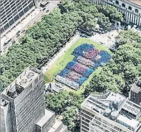  ?? FOTO: FCB ?? Hace un año, en Nueva York, se formó una camiseta gigantesca del Barça