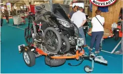  ??  ?? Cochet propose une nouvelle version de sa remorque porte-motos qui peut désormais accueillir deux vélos.